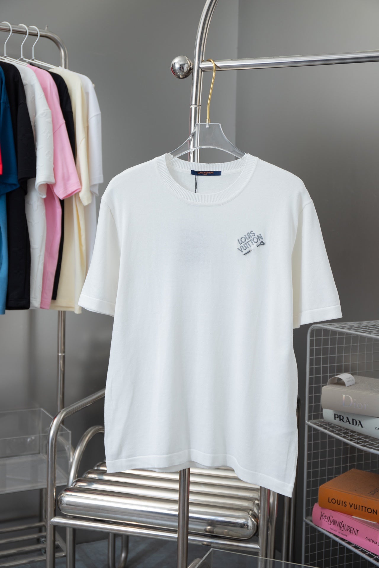 T-shirt brodé avec épingles