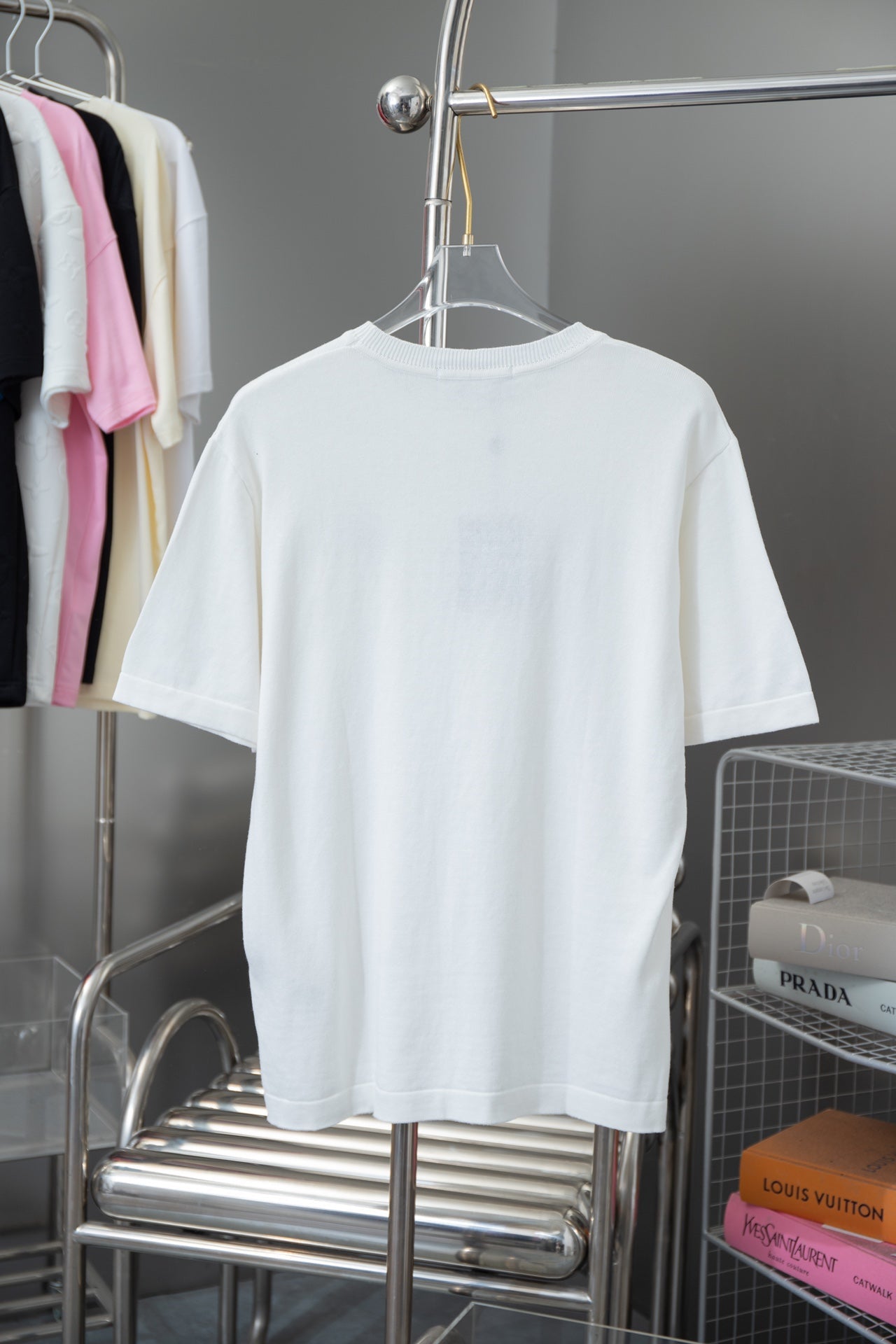 T-shirt brodé avec épingles