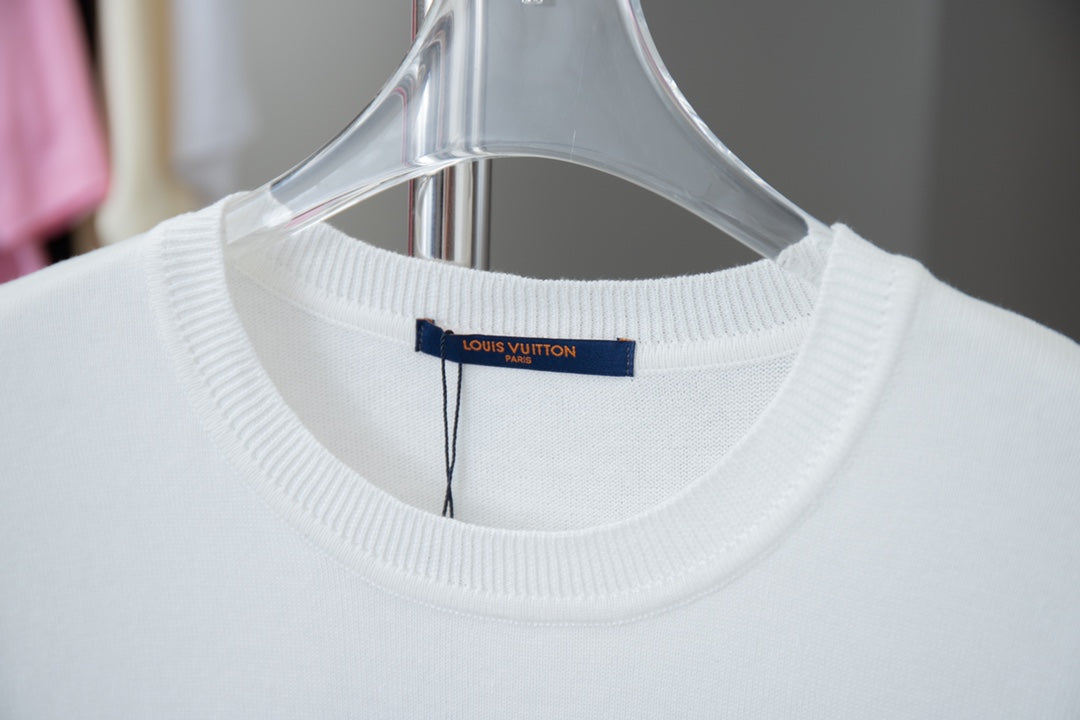 T-shirt brodé avec épingles