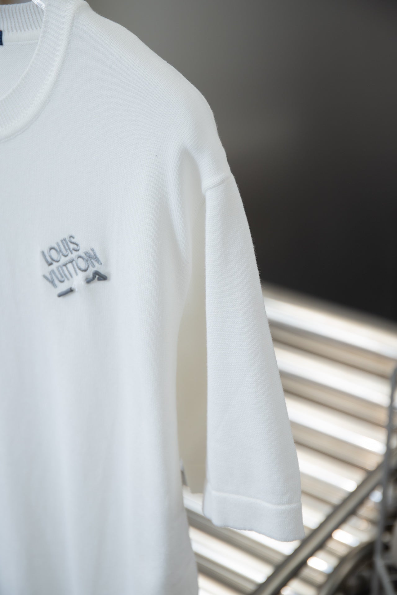 T-shirt brodé avec épingles