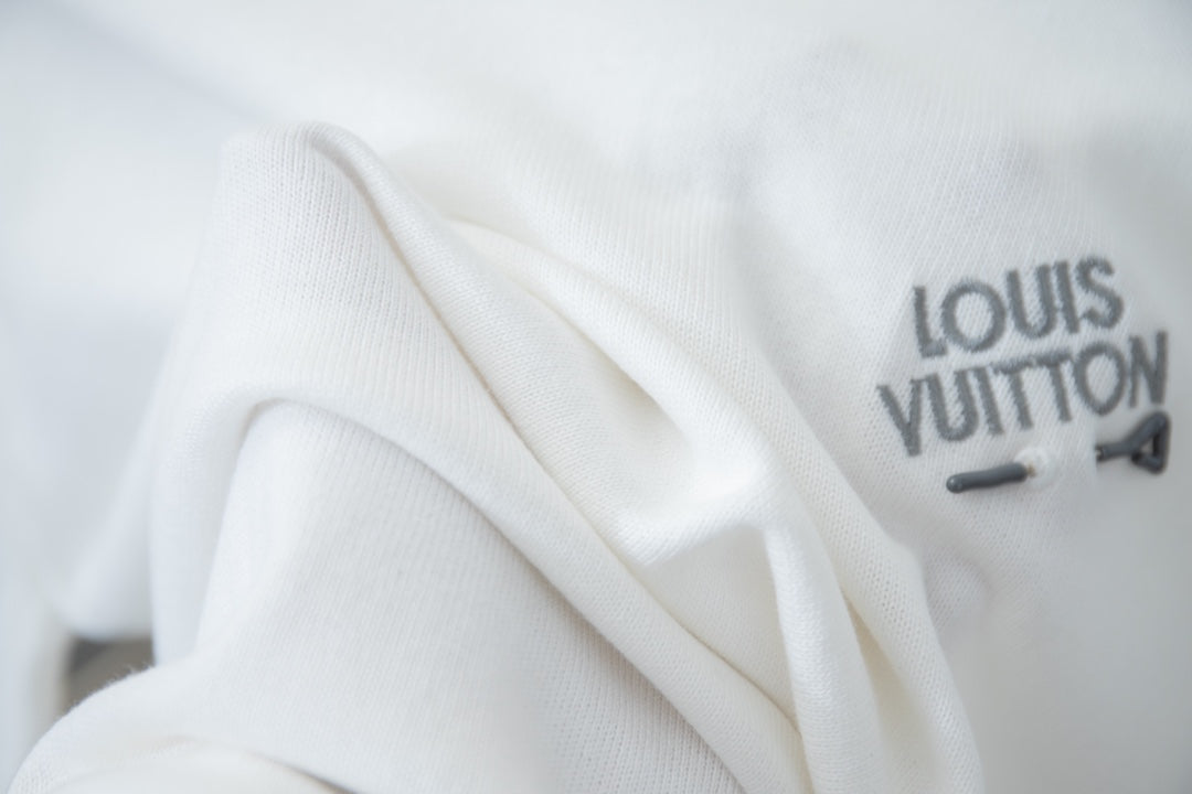 T-shirt brodé avec épingles