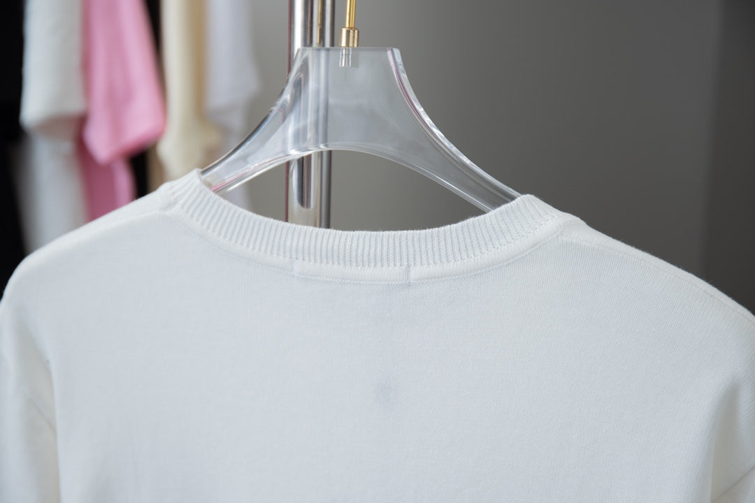 T-shirt brodé avec épingles