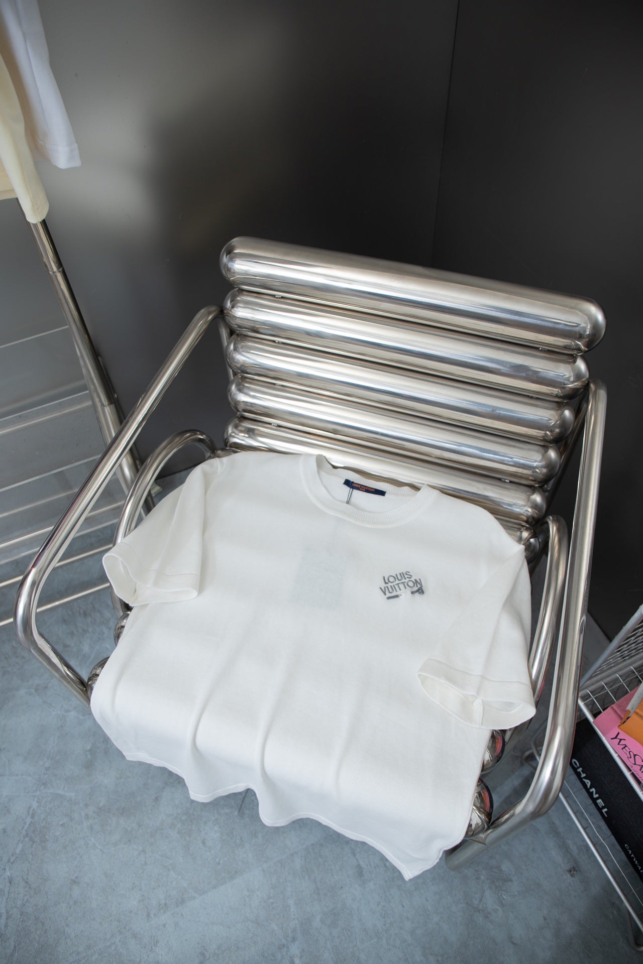 T-shirt brodé avec épingles