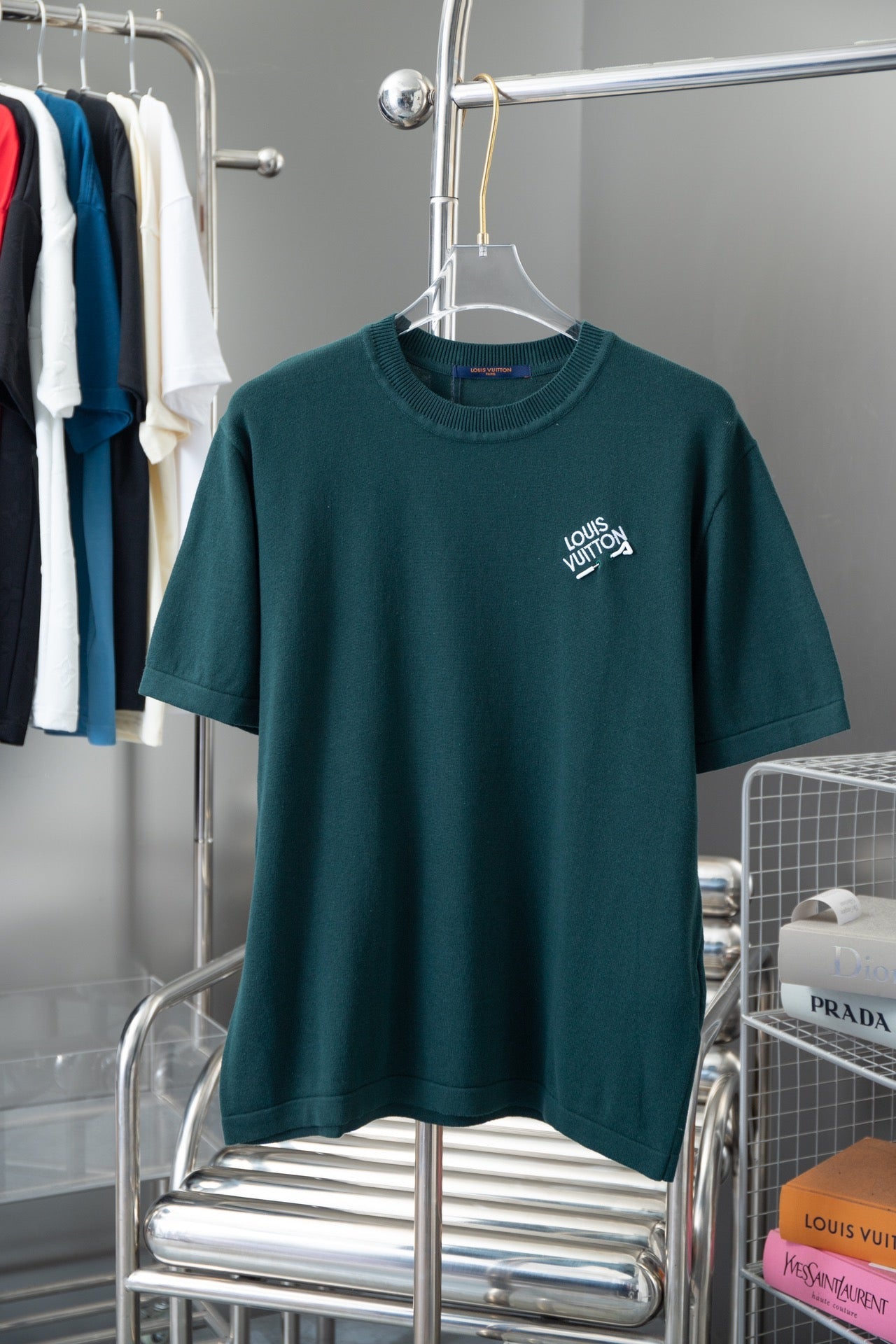 T-shirt brodé avec épingles