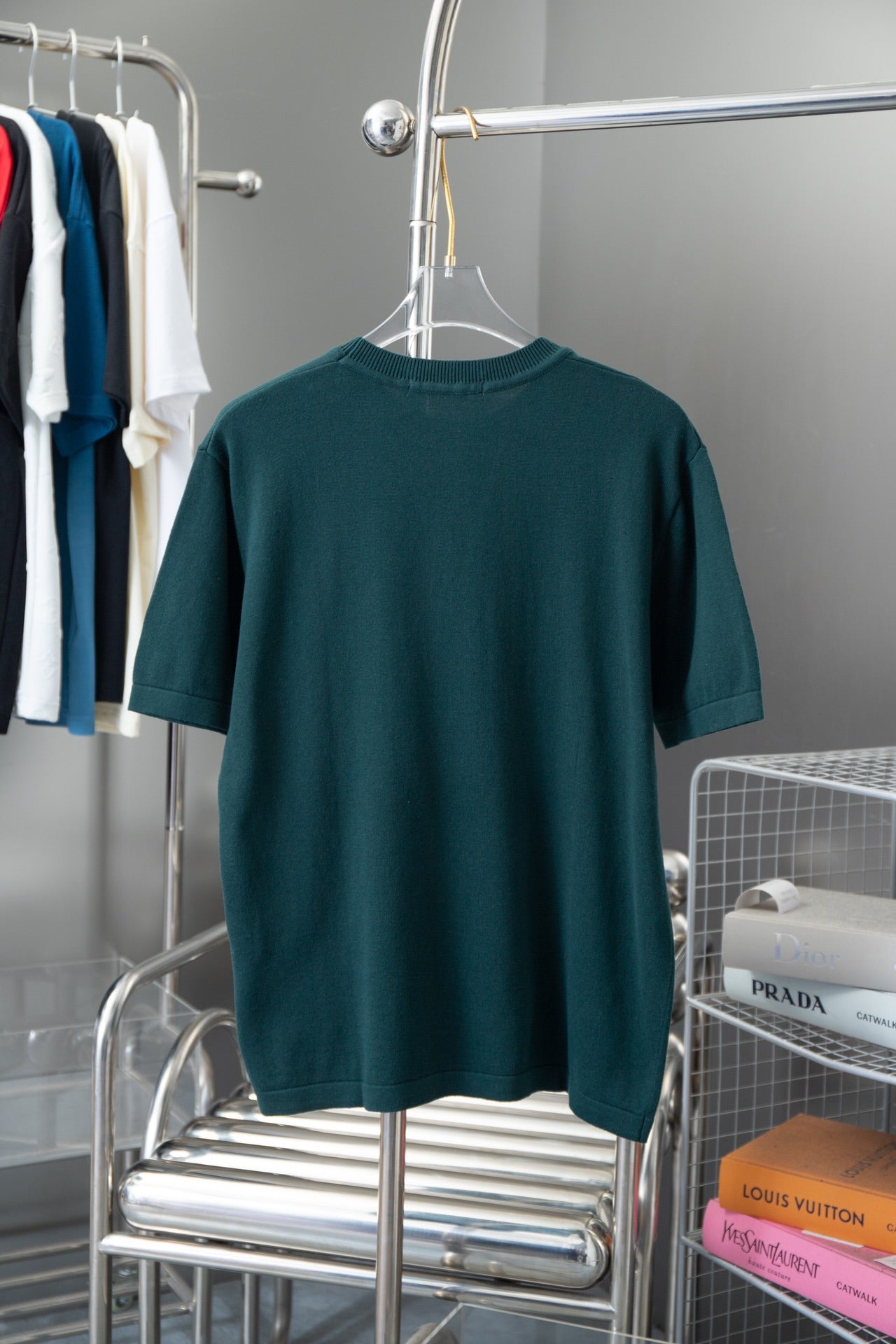 T-shirt brodé avec épingles
