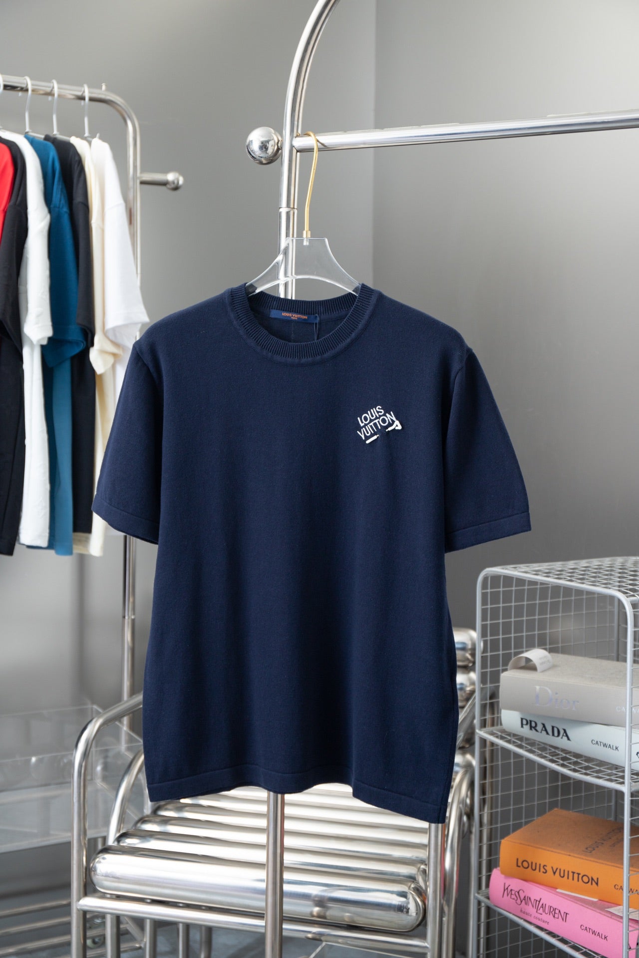 T-shirt brodé avec épingles