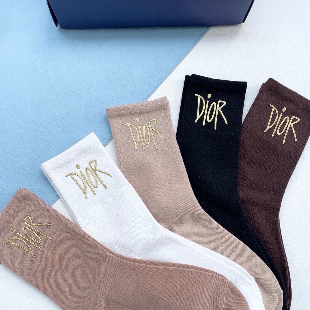Nouvelles chaussettes à la cheville