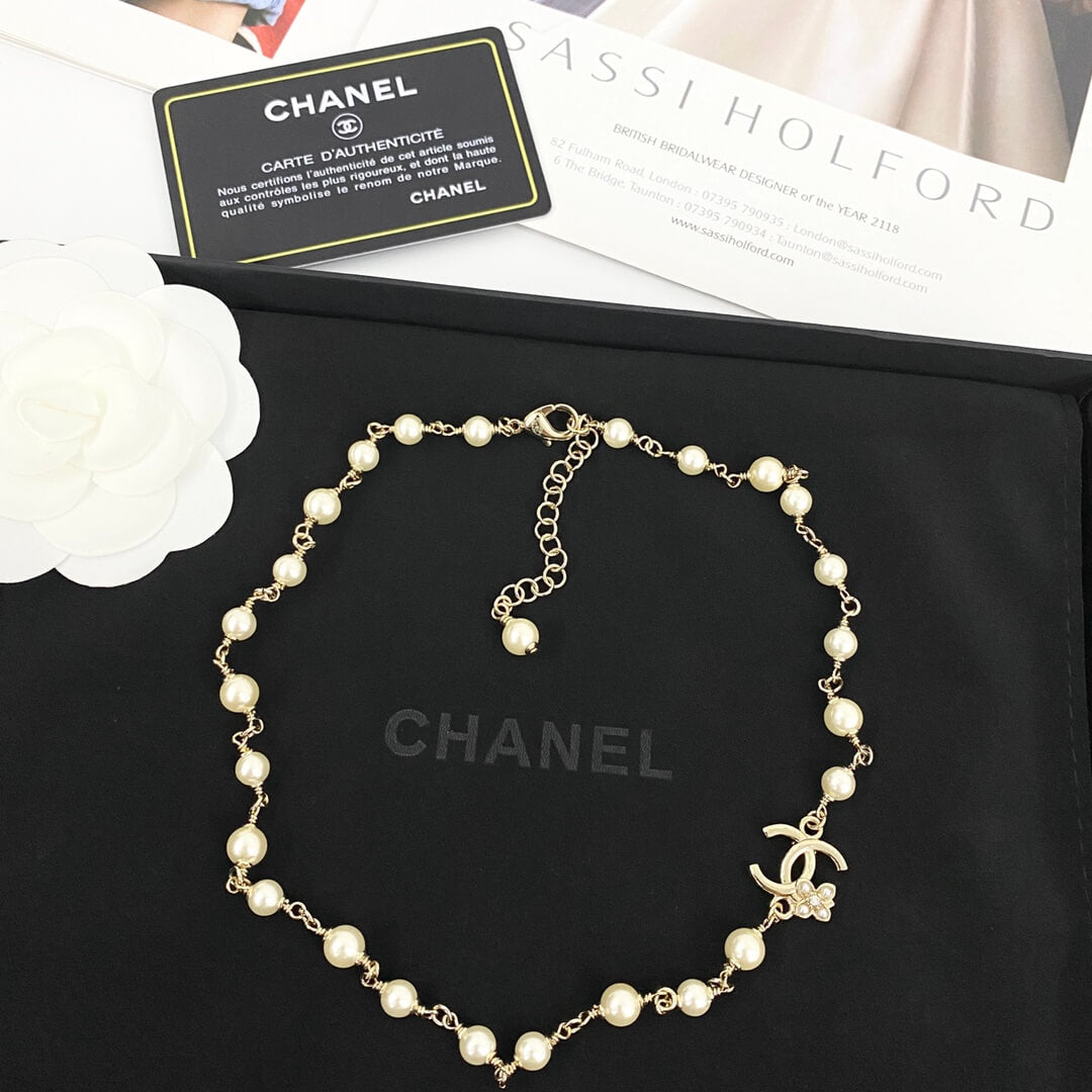Classic Pearl Necklace with Metal Accents