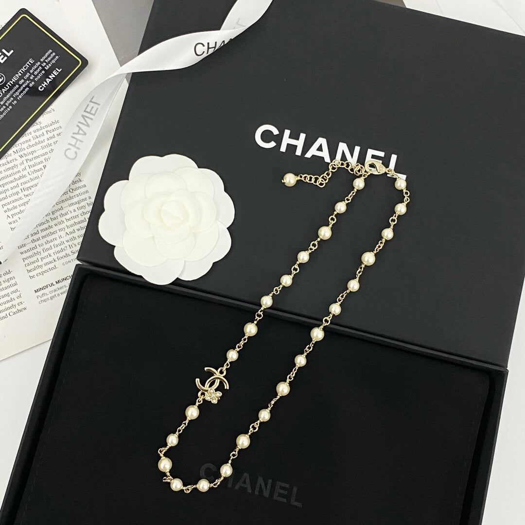 Classic Pearl Necklace with Metal Accents