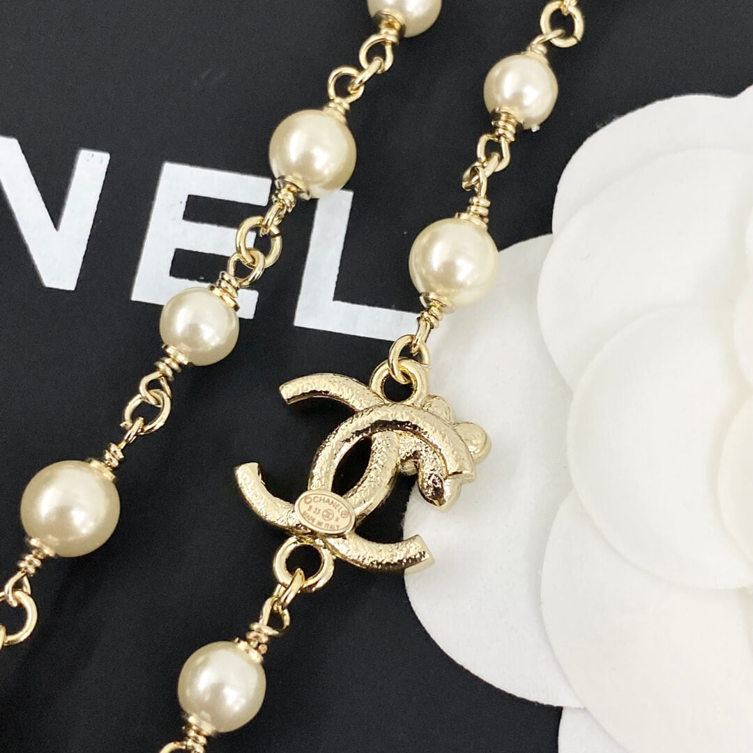 Classic Pearl Necklace with Metal Accents