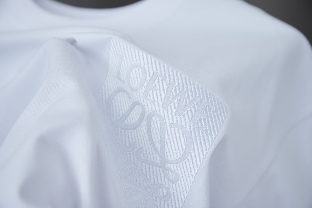Klassisches T-Shirt mit Stickerei