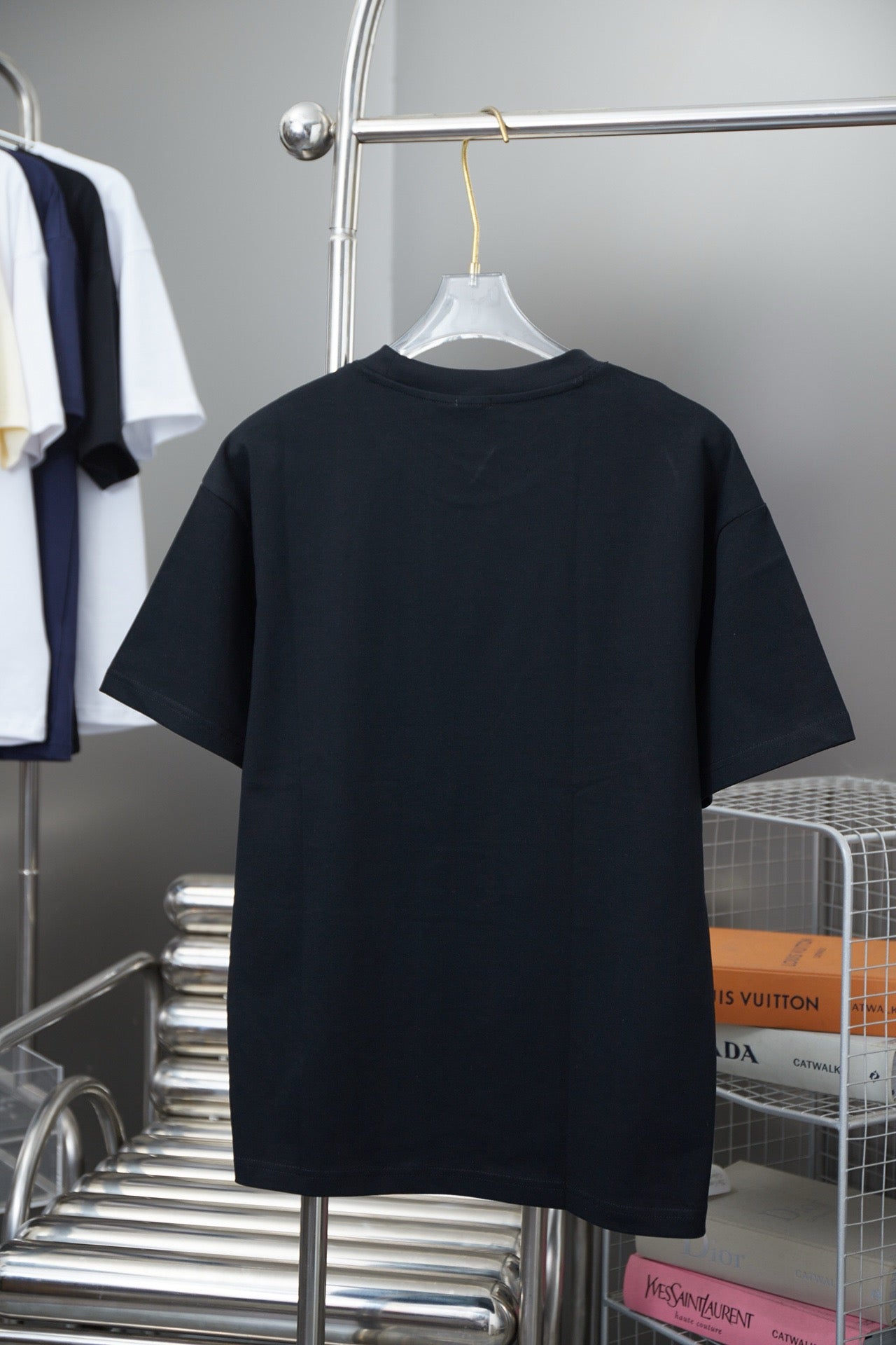 Klassisches T-Shirt mit Stickerei