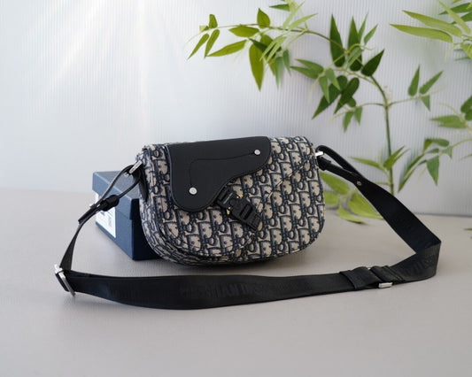 Simple Classic Metal Buckle Saddle Bag