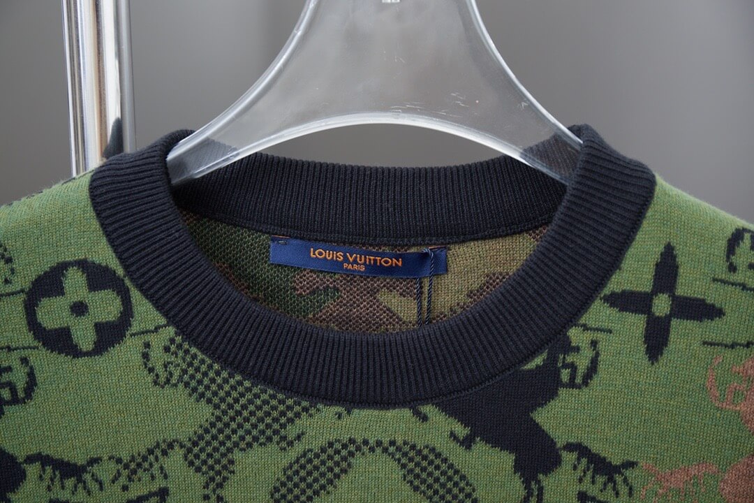 Grünes Camouflage-T-Shirt