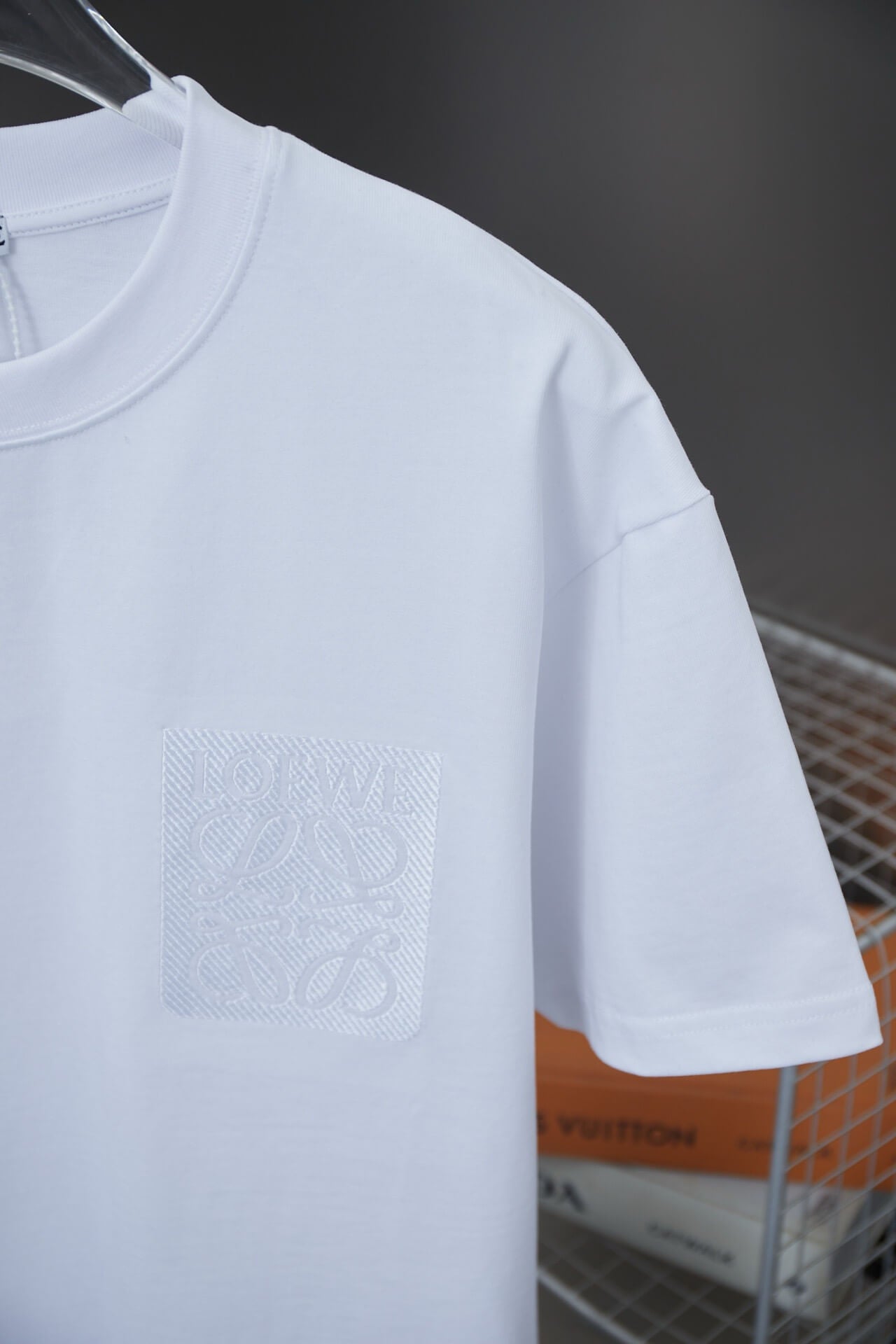Klassisches T-Shirt mit Stickerei