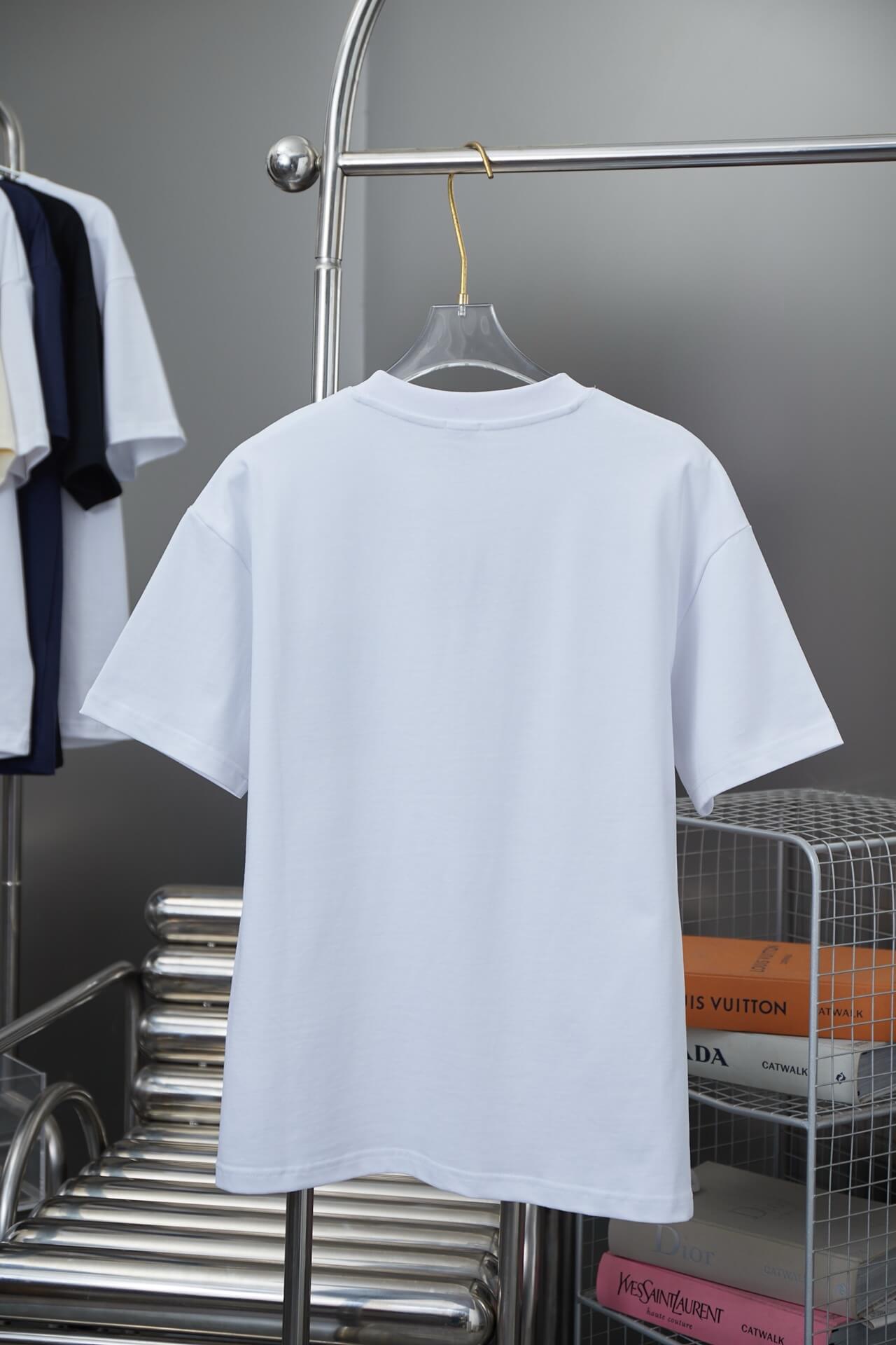 Klassisches T-Shirt mit Stickerei
