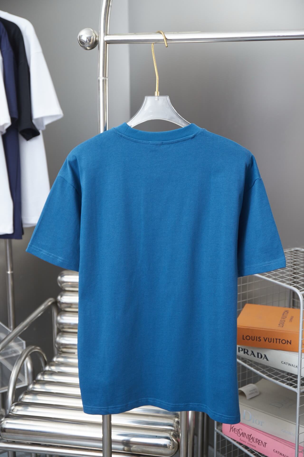 Klassisches T-Shirt mit Stickerei