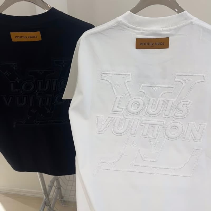 T-Shirt mit Stickerei auf der Rückseite
