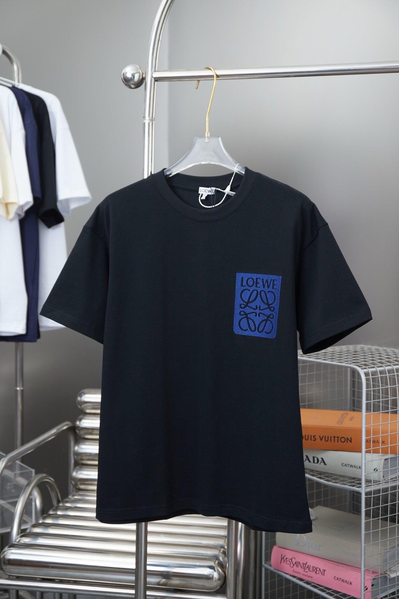 Klassisches T-Shirt mit Stickerei
