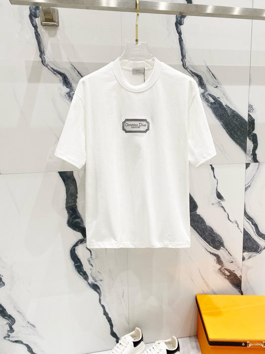 Klassisches T-Shirt mit Stickerei