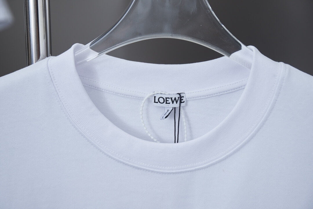 Klassisches T-Shirt mit Stickerei