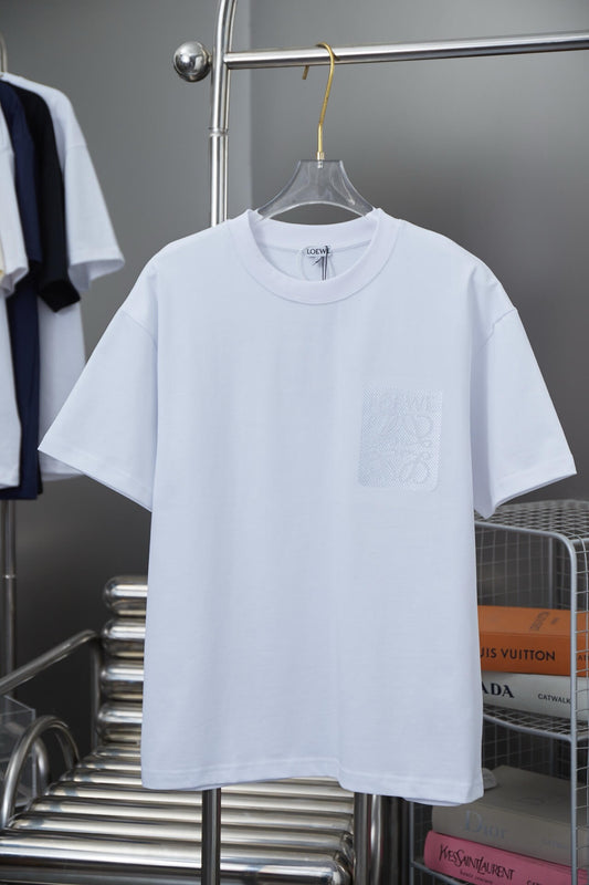 Klassisches T-Shirt mit Stickerei