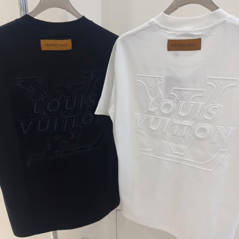 T-Shirt mit Stickerei auf der Rückseite