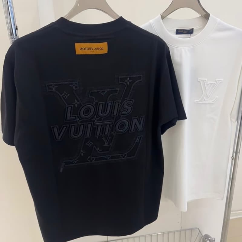 T-Shirt mit Stickerei auf der Rückseite