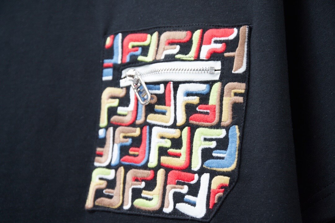T-shirt brodé coloré