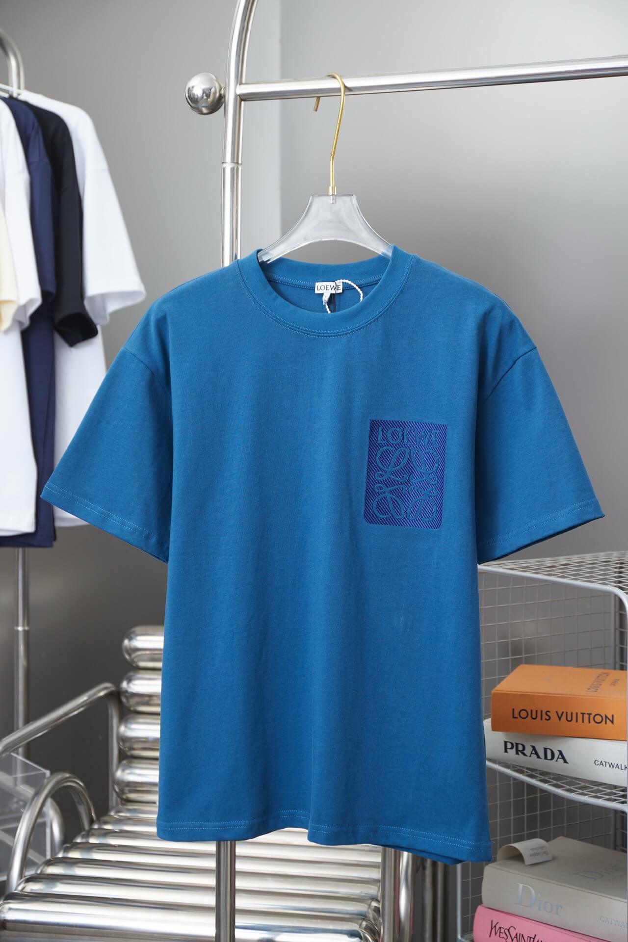 Klassisches T-Shirt mit Stickerei