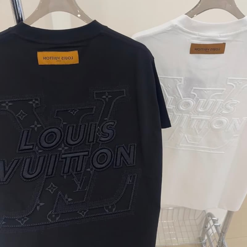 T-Shirt mit Stickerei auf der Rückseite