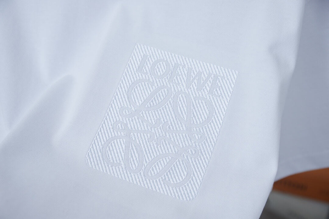 Klassisches T-Shirt mit Stickerei