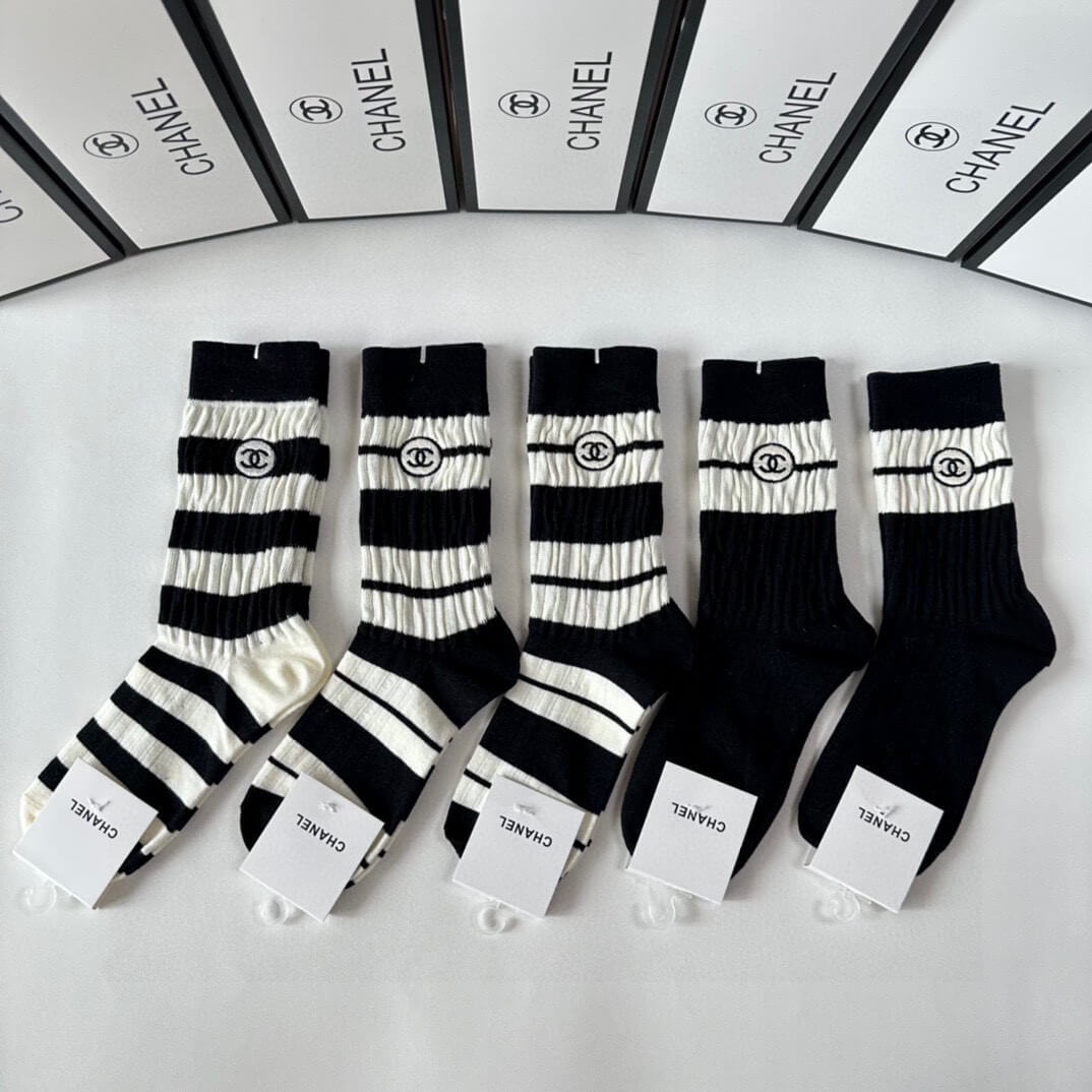 Embroidered Mid-Length Socks