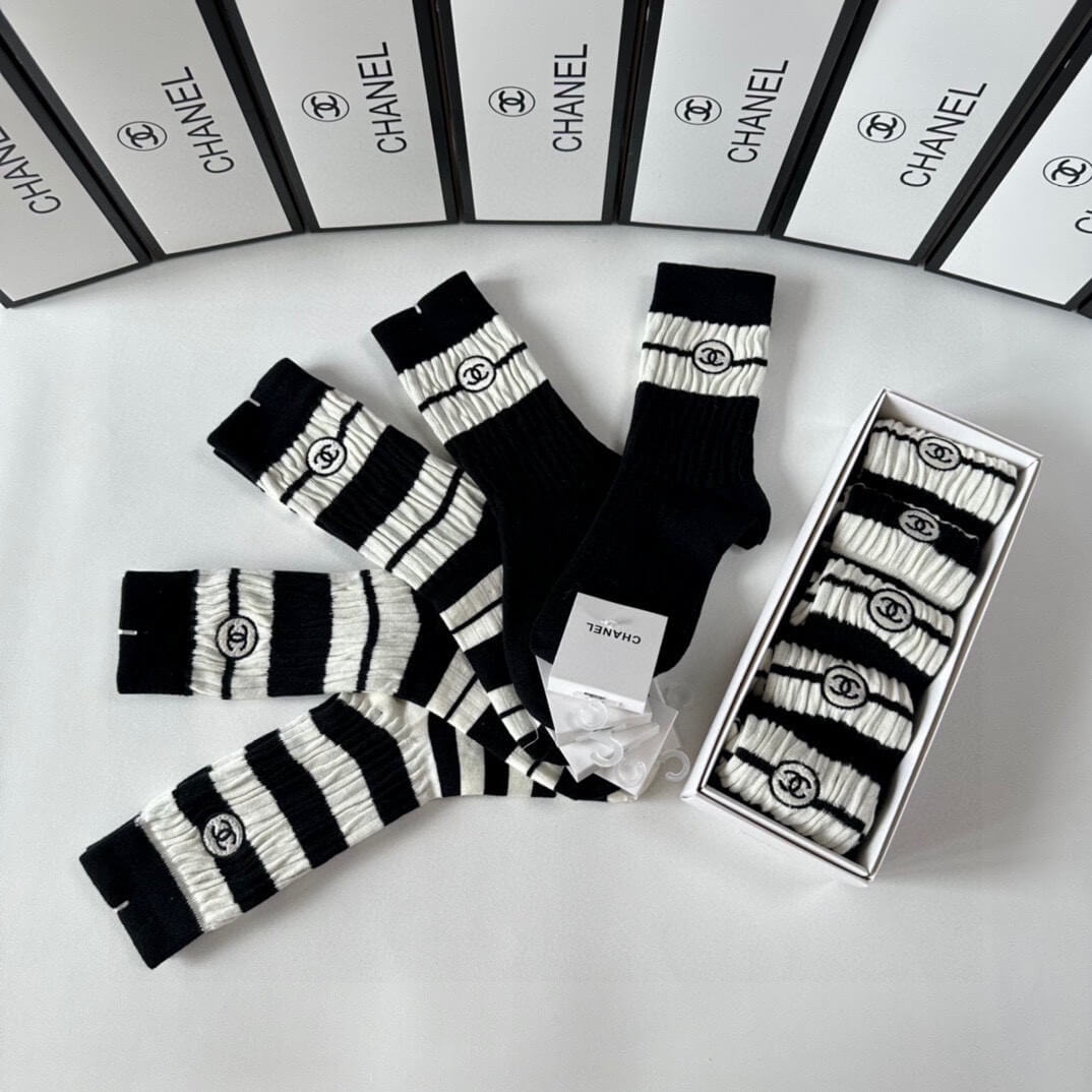 Embroidered Mid-Length Socks